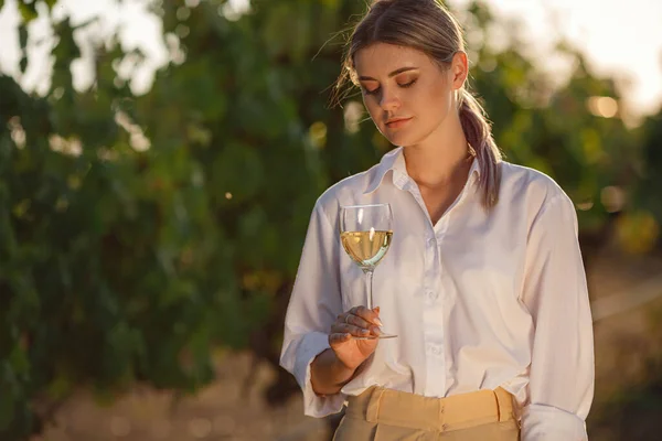 Mujer Viticultora Degustación Vino Blanco Una Copa Viñedo Fondo Viñedos —  Fotos de Stock