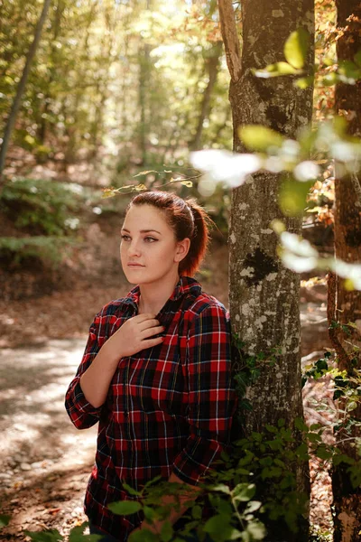 Podróżniczka Hipsterka Stojąca Samotnie Jesiennych Lasach Szarej Koszuli Niebieskich Dżinsach — Zdjęcie stockowe
