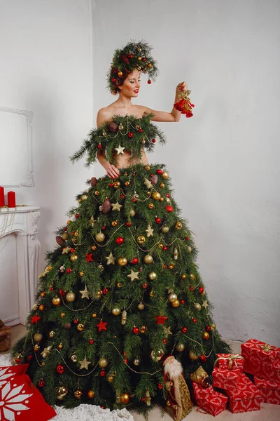 Hermosa Joven Feliz Con Una Corona Pino Navidad Cabeza Vestido — Foto de Stock