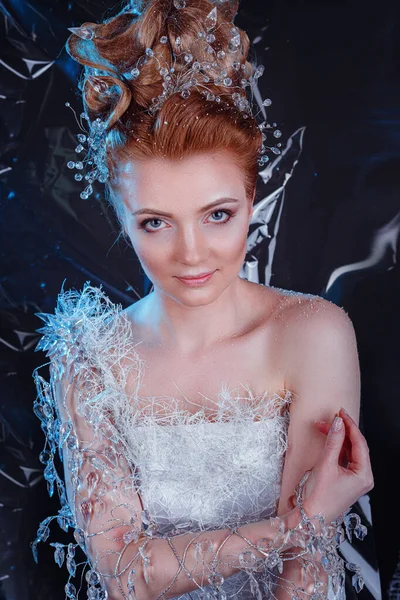 Schneekönigin High Fashion Portrait Über Blauem Eis Hintergrund Kreatives Nahaufnahme — Stockfoto