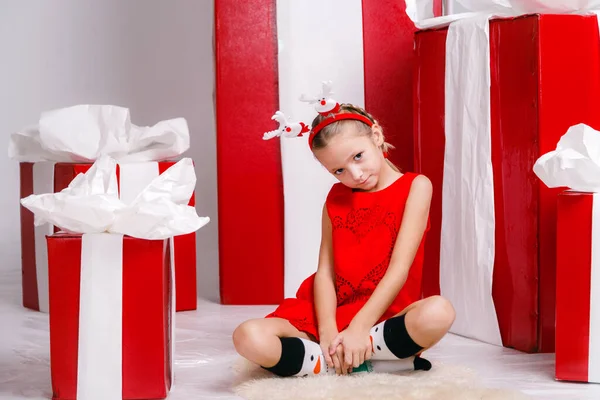 Счастливая Смешная Девочка Рождественском Костюме Большими Красными Подарками Заднем Плане — стоковое фото