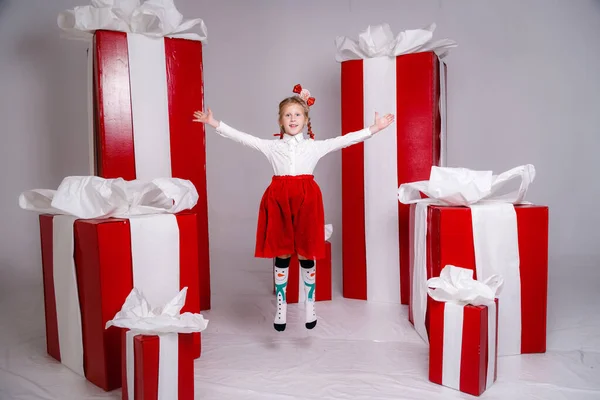 Šťastný Legrační Dítě Dívka Vánoční Kostým Velkými Červenými Dárky Pozadí — Stock fotografie