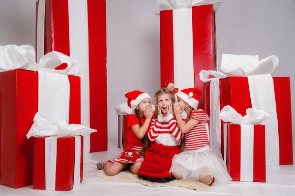 Noel Kostümlü Küçük Kızlar Büyük Kırmızı Hediyelerin Arka Planına Karşıdır — Stok fotoğraf