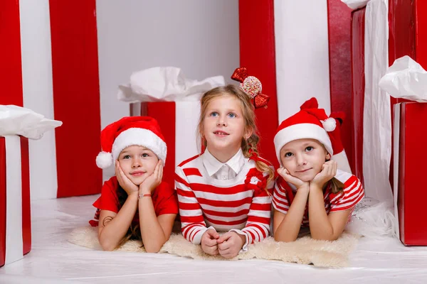 Śmieszne Dziewczynki Lfriends Strojach Świątecznych Tle Dużych Czerwonych Prezentów Idea — Zdjęcie stockowe