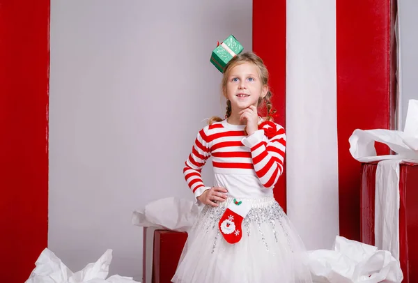 Heureux Drôle Enfant Fille Costume Noël Avec Grands Cadeaux Rouges — Photo