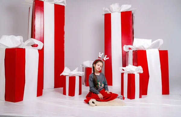 Χαρούμενο Αστείο Κορίτσι Παιδί Κοστούμι Χριστούγεννα Μεγάλα Κόκκινα Δώρα Στο — Φωτογραφία Αρχείου