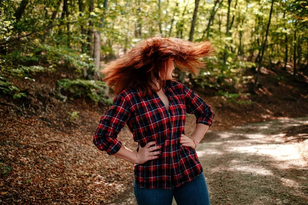 Reiziger Hipster Vrouw Staat Alleen Herfst Bos Geruit Shirt Blauwe — Stockfoto