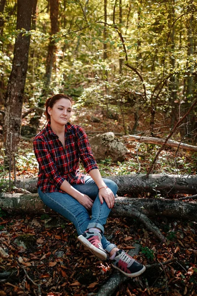 Странница Хипстер Стоящая Одна Осеннем Лесу Клетчатой Рубашке Синих Джинсах — стоковое фото