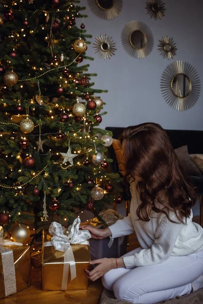 Feliz Hermosa Mujer Navidad Mujer Belleza Cerca Del Árbol Navidad —  Fotos de Stock