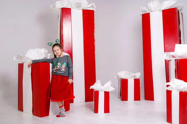 Menina Engraçada Feliz Traje Natal Com Grandes Presentes Vermelhos Fundo — Fotografia de Stock