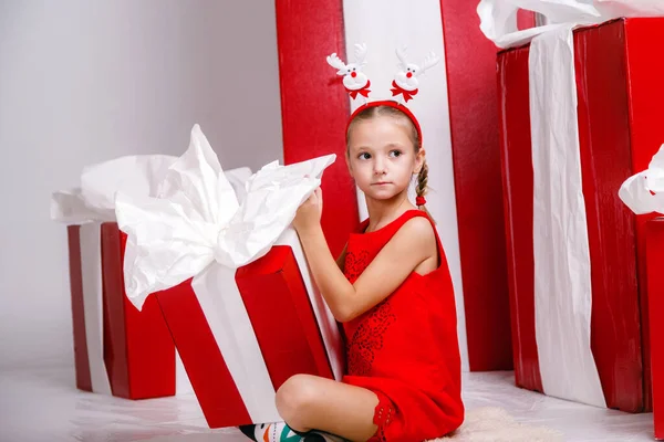 Mutlu Noel Kostümlü Arka Planında Büyük Kırmızı Hediyeler Olan Komik — Stok fotoğraf