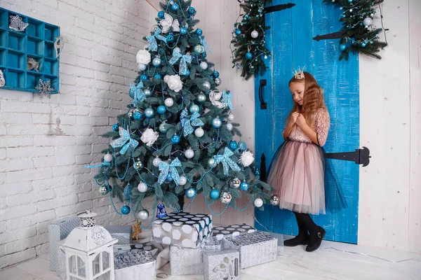 Uma Menina Bonita Vestido Preparando Para Ano Novo Decorar Árvore — Fotografia de Stock