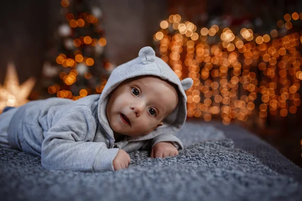 Bambino Adorabile Sul Pavimento Nella Stanza Decorata Natale Presenta Camino — Foto Stock
