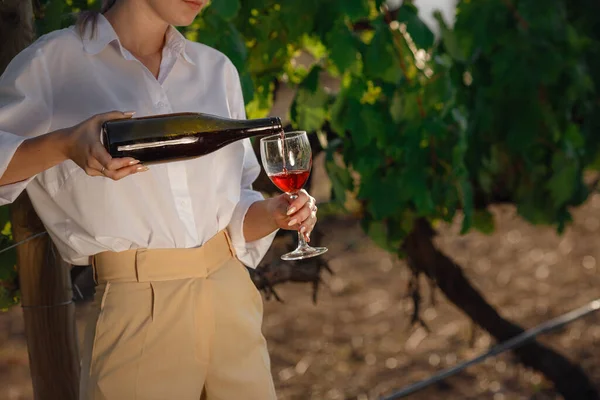 Mujer Viticultora Degustación Vino Tinto Una Copa Viñedo Fondo Viñedos —  Fotos de Stock