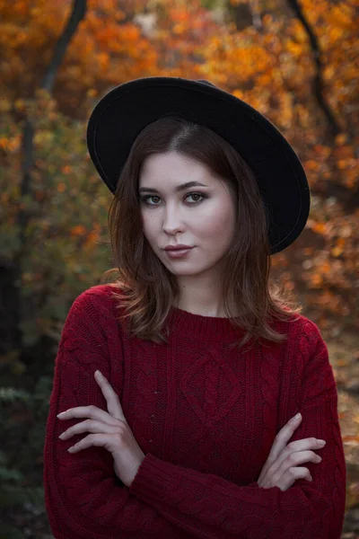 Vacker Ung Kvinna Bär Röd Tröja Och Svart Hatt Och — Stockfoto