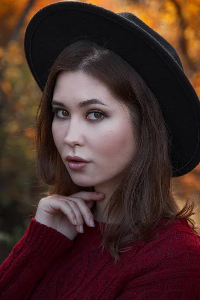 Beautiful Young Woman Wearing Red Sweater Black Hat Walking Autumn — Stock Photo, Image