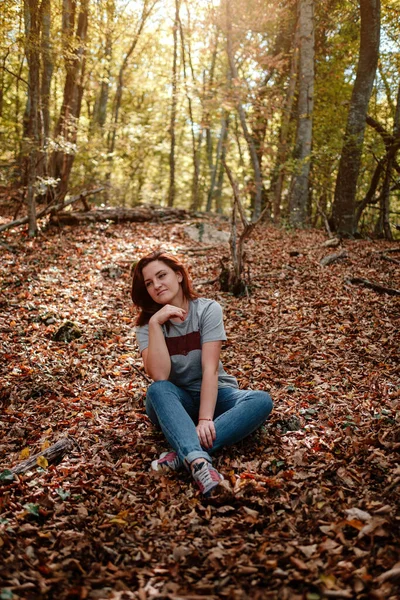 Reiziger Hipster Vrouw Staat Alleen Herfst Bossen Koud Weer Herfstkleuren — Stockfoto