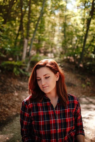 Sonbahar Ormanlarında Damalı Gömlek Kot Pantolonlu Gezgin Hippi Kadın Soğuk — Stok fotoğraf