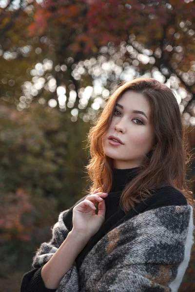 Belle Jeune Femme Marchant Dans Forêt Automne Temps Chaud Ensoleillé — Photo