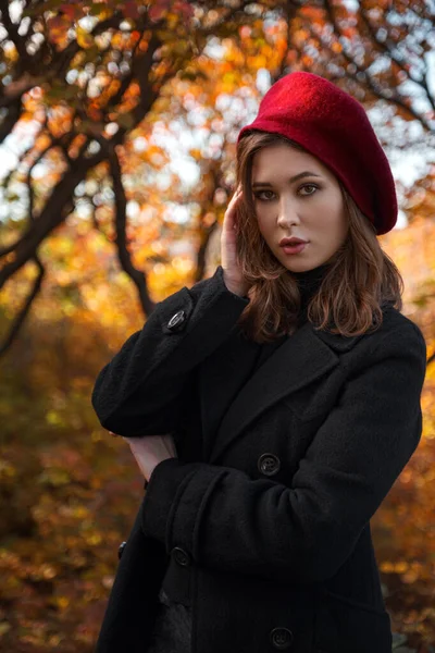 Vacker Ung Kvinna Klädd Svart Rock Och Röd Basker Och — Stockfoto
