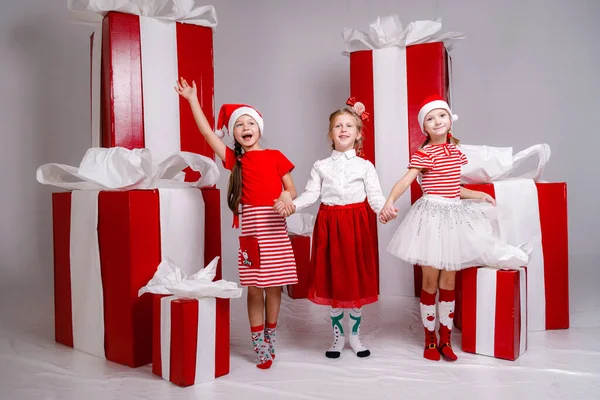 Engraçadas Meninas Amigas Trajes Natal Contra Fundo Grandes Presentes Vermelhos — Fotografia de Stock