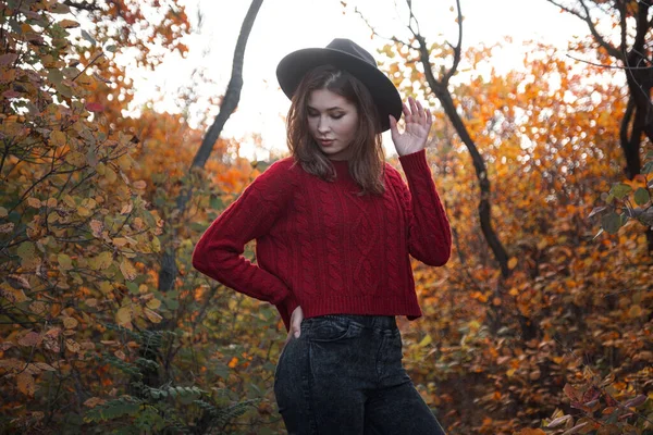 Hermosa Mujer Joven Con Suéter Rojo Sombrero Negro Caminando Bosque —  Fotos de Stock