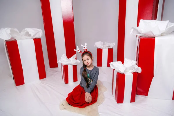 Niña Divertida Feliz Traje Navidad Con Grandes Regalos Rojos Fondo —  Fotos de Stock