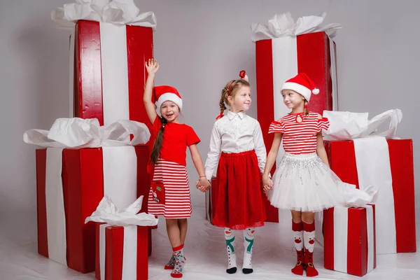 Engraçadas Meninas Amigas Trajes Natal Contra Fundo Grandes Presentes Vermelhos — Fotografia de Stock