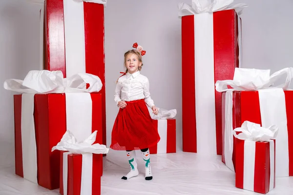 Heureux Drôle Enfant Fille Costume Noël Avec Grands Cadeaux Rouges — Photo