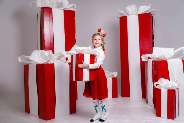 Fericit Amuzant Copil Fată Costum Crăciun Cadouri Mari Roșu Fundal — Fotografie, imagine de stoc
