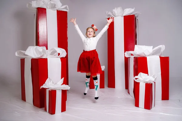 Menina Engraçada Feliz Traje Natal Com Grandes Presentes Vermelhos Fundo — Fotografia de Stock