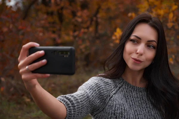 Porträtt Glad Ung Kvinna Innan Löven Gör Selfies Roliga Och — Stockfoto