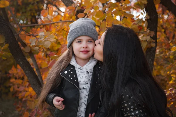 Família Feliz Mãe Criança Filha Brincar Rir Caminhada Outono Relações — Fotografia de Stock