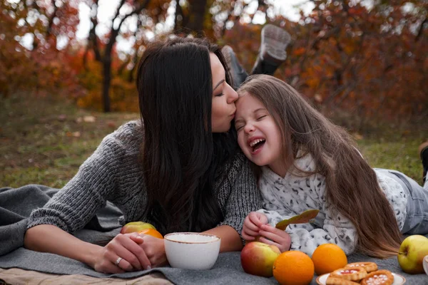 秋天黄金时间的家庭野餐 在秋天 妈妈带着小女孩在户外喝热巧克力或茶 — 图库照片