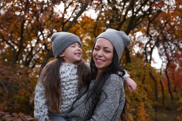 Família Feliz Uma Caminhada Outono Mãe Filha Caminhando Parque Desfrutando — Fotografia de Stock