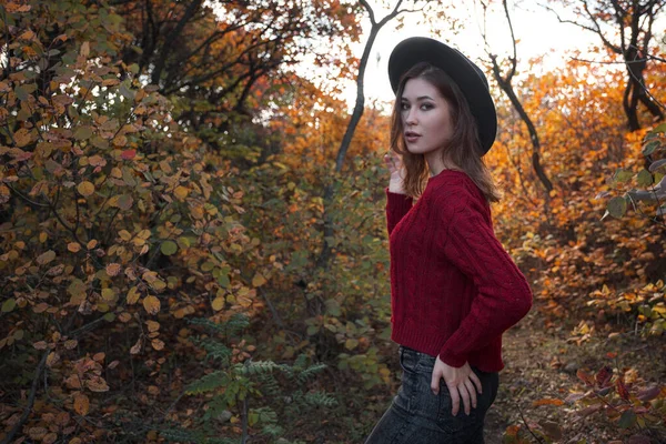 Beautiful Young Woman Wearing Red Sweater Black Hat Walking Autumn — Stock Photo, Image