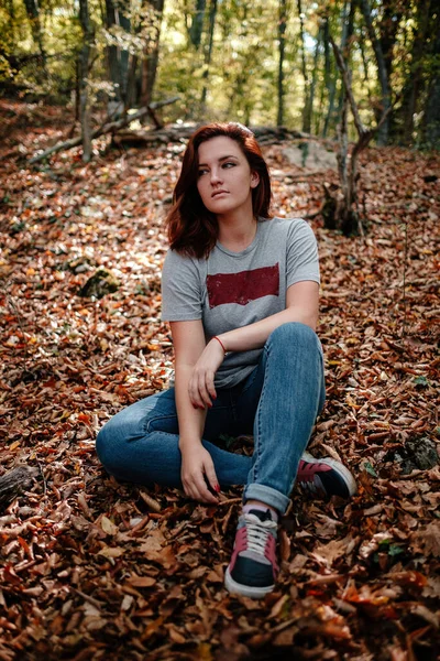 Reiziger Hipster Vrouw Staat Alleen Herfst Bossen Koud Weer Herfstkleuren — Stockfoto