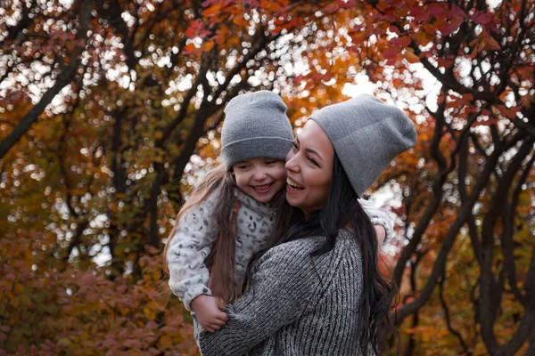 Família Feliz Uma Caminhada Outono Mãe Filha Caminhando Parque Desfrutando — Fotografia de Stock