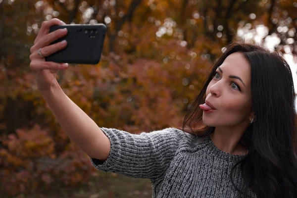 Portrait Cheerful Young Woman Leaves Making Selfies Funny Funny Grimaces — Stock Photo, Image