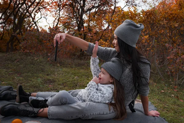 Mãe Filha Fazer Selfies Seu Smartphone Fundo Parque Outono Meninas — Fotografia de Stock