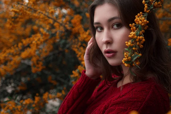 Mujer Asiática Linda Buen Estado Ánimo Posa Día Otoño Disfrutando — Foto de Stock