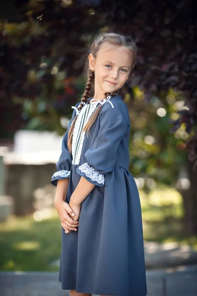 Menina Encantadora Vestido Retro Andando Cidade Dia Ensolarado Verão Menina — Fotografia de Stock