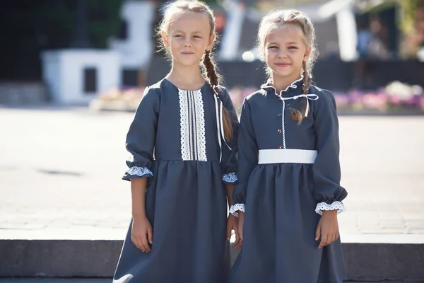 Charmante Kleine Meisjes Retro Jurk Wandelen Stad Een Zonnige Zomerdag — Stockfoto