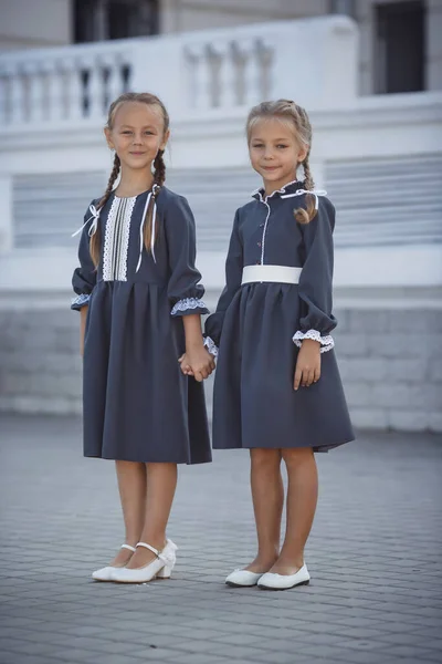 Meninas Encantadoras Vestido Retro Andando Cidade Dia Ensolarado Verão Raparigas — Fotografia de Stock