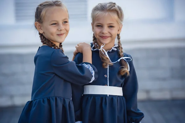 Γοητευτικά Κοριτσάκια Ρετρό Φόρεμα Που Περπατούν Στην Πόλη Μια Ηλιόλουστη — Φωτογραφία Αρχείου