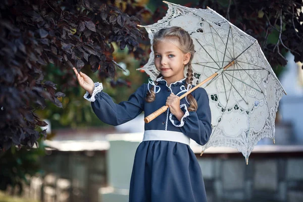 Menina Encantadora Vestido Retro Andando Cidade Dia Ensolarado Verão Menina — Fotografia de Stock