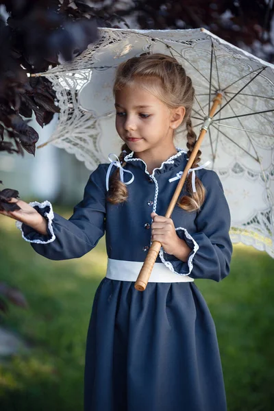 Charmante Petite Fille Robe Rétro Marchant Dans Ville Par Une — Photo