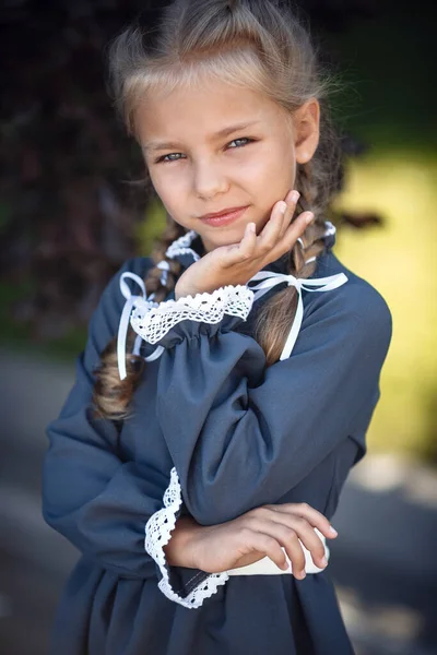 Encantadora Niña Con Vestido Retro Caminando Por Ciudad Día Soleado —  Fotos de Stock