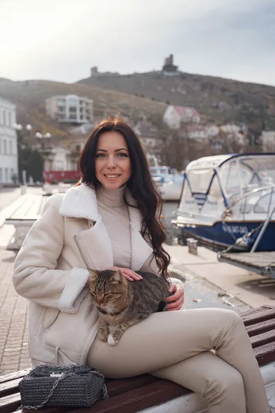 Una Mujer Caucásica Despreocupada Con Ropa Beige Disfrutando Vista Del — Foto de Stock