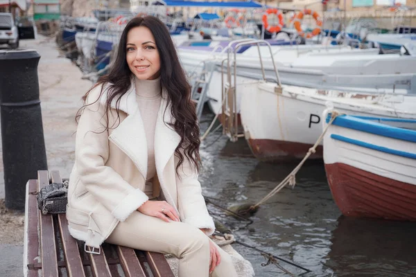 Una Mujer Caucásica Despreocupada Con Ropa Beige Disfrutando Vista Del — Foto de Stock